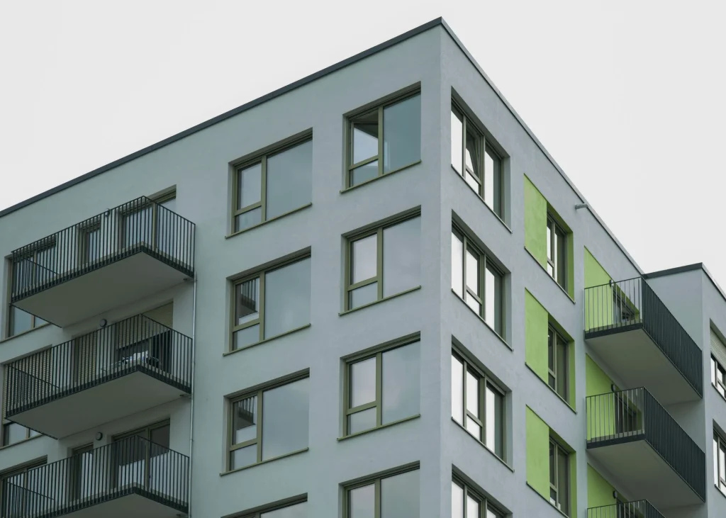 Defibrillaattori käytössä — artikkelin kuvituskuva